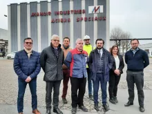 Daniel Bayart, le maire du Manoir-sur-Seine, le sénateur Hervé Maurey, Robert McGowan, le directeur du groupe Paralloy, le député Philippe Brun et l’équipe de direction du site Manoir France