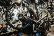 Réparation de vélo / Crédit photo ©Albert Facelly