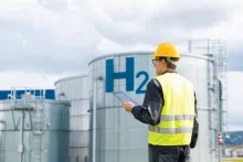 Technicien devant une cuve d'hydrogène - Crédit photo ©Shutterstock