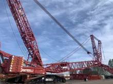 La grue à chenilles LR 1600 nécessite 55 semi-remorques pour son déplacement, une semaine de montage et 500 tonnes de contrepoids. © Aletheia Press / Laetitia Brémont