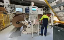    L’onduleuse de l’usine Smurfit WestRock de Vernon forme les cannelures des plaques de cartons ondulés — Photo : EHA