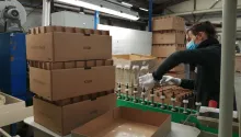 Dépolissage de flacons dans une usine du Vimeu ©Radio France - François Sauvestre