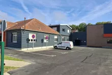   Dès l’extérieur, les bâtiments construits ou rénovés sont plus accueillants pour les employés et les clients. - Crédit photo : Aurélien Delavaud