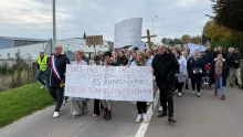 200 personnes ont défilés après l'annonce de la fermeture de Jenniver - Crédit photo : Radio France / Lila Lefebvre