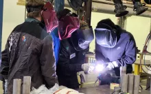 Atelier soudure par un compagnon Equans au lycée Le Corbusier de Saint-Etienne-du-Rouvray - Crédit photo : Eléonora Hurillon-Ajzenman
