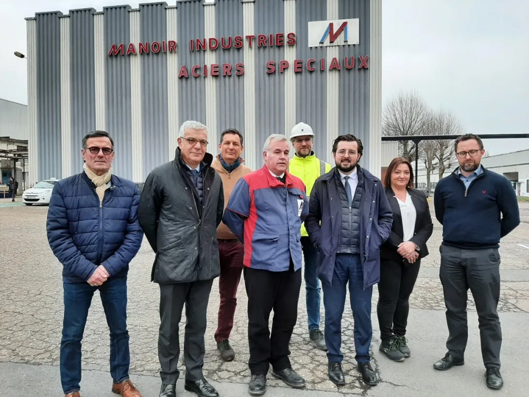 Daniel Bayart, le maire du Manoir-sur-Seine, le sénateur Hervé Maurey, Robert McGowan, le directeur du groupe Paralloy, le député Philippe Brun et l’équipe de direction du site Manoir France