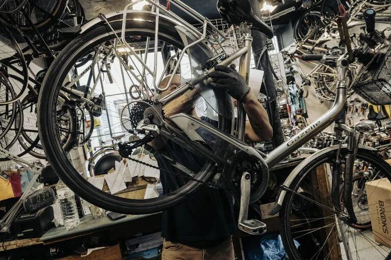 Réparation de vélo / Crédit photo ©Albert Facelly