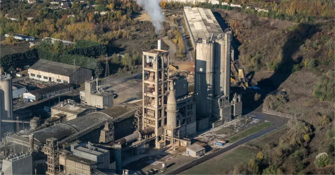 Vue aérienne d'une usine de ciment à Gargenville dans les Yvelines en France - Crédit photo F. Gouty
