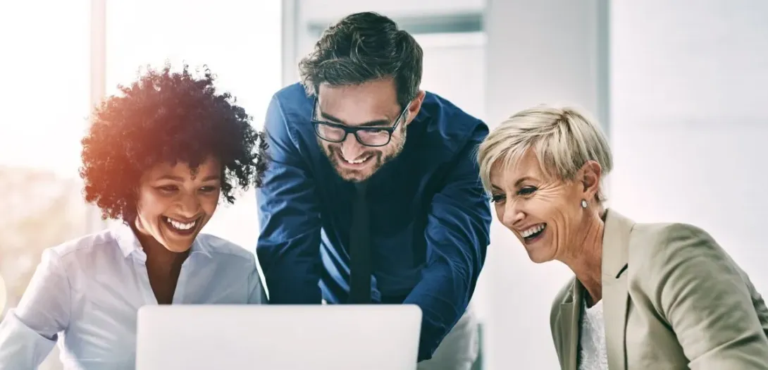 Trois employés au bureau