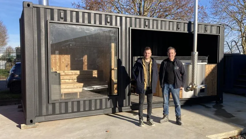 Gérants de l'entreprise devant un container - Crédit photo ©Paris Normandie