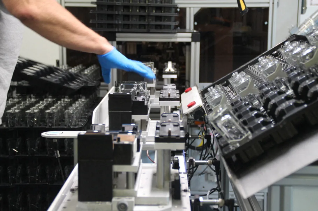 Production de flacon en verre - Crédit photo ©Benoît LESAULNIER