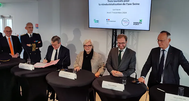 Yves Lefebvre, président de la Chambre de Commerce et d'Industrie Seine Estuaire ; Jean-Benoît Albertini, préfet de la région Normandie ; François Durovray, ministre délégué chargé des Transports ; Catherine Vautrin, ministre du Partenariat avec les Territoires et de la Décentralisation, Antoine Armand, ministre de l’Économie, des Finances et de l’Industrie & Édouard Philippe, maire du Havre.