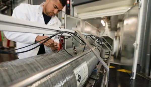 Technicien sur réservoirs - Crédit photo ©Faurecia