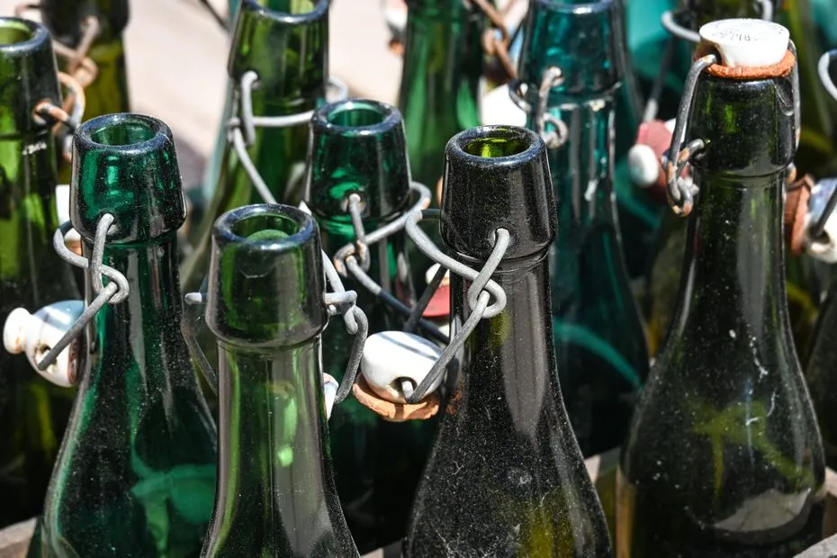 Des bouteilles en verre destinées à une réutilisation dans le cadre de la consigne / Photo ©JEAN-LUC FI / MAXPPP