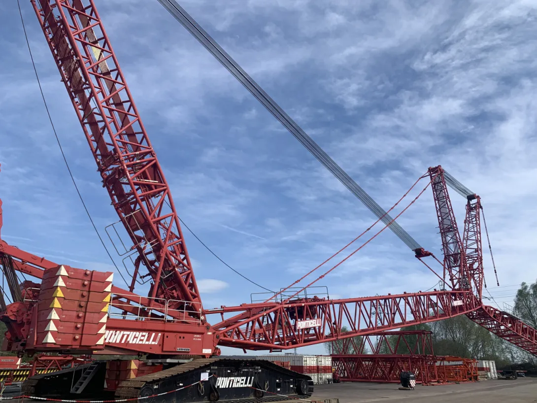 La grue à chenilles LR 1600 nécessite 55 semi-remorques pour son déplacement, une semaine de montage et 500 tonnes de contrepoids. © Aletheia Press / Laetitia Brémont