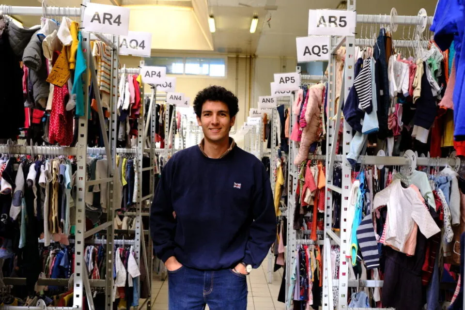 Louis Menand dans sa friperie à Gravigny. ©C. R / La Dépêche d’Évreux