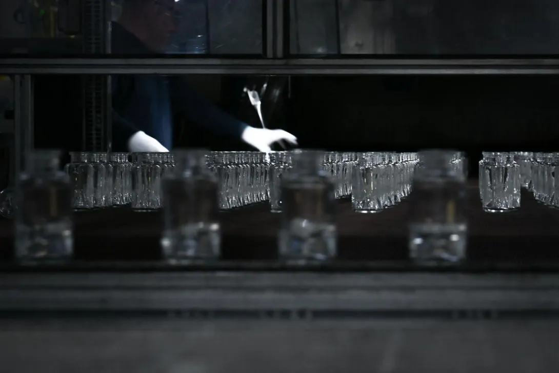 Ligne de production verrière - Crédit photo : LOU BENOIST / AFP