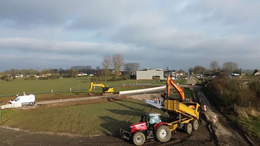 Travaux en cours sur la D925 pour construire un rond-point et une voie d’accès à la nouvelle zone du parc d’activités / Crédit photo CCVS