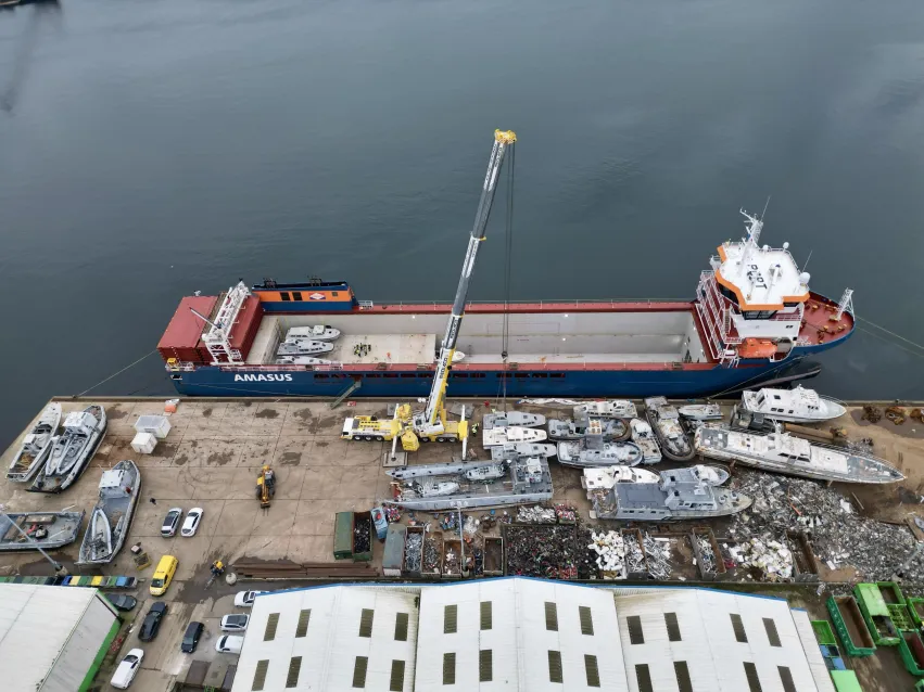 Les coques déchargées sur le quai du chantier / Crédit photo : ©Baudelet