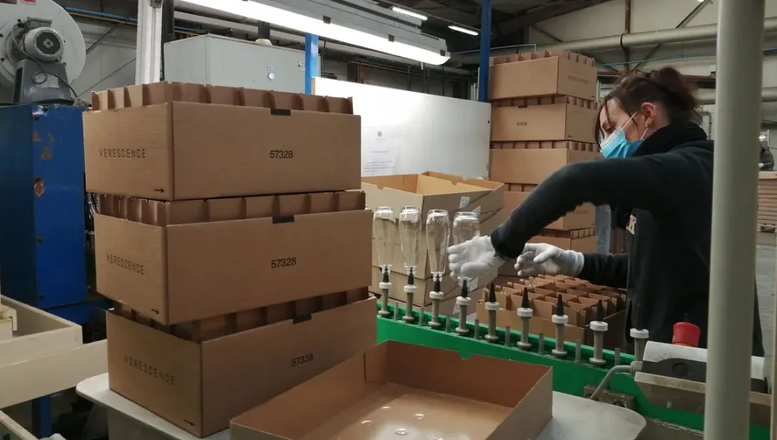 Dépolissage de flacons dans une usine du Vimeu ©Radio France - François Sauvestre