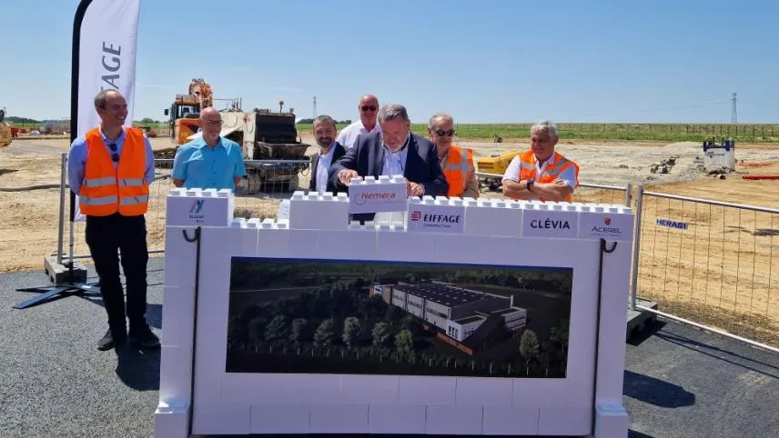 Pose de la première pierre de la nouvelle usine de Nemera / Crédit photo : Xavier Togni