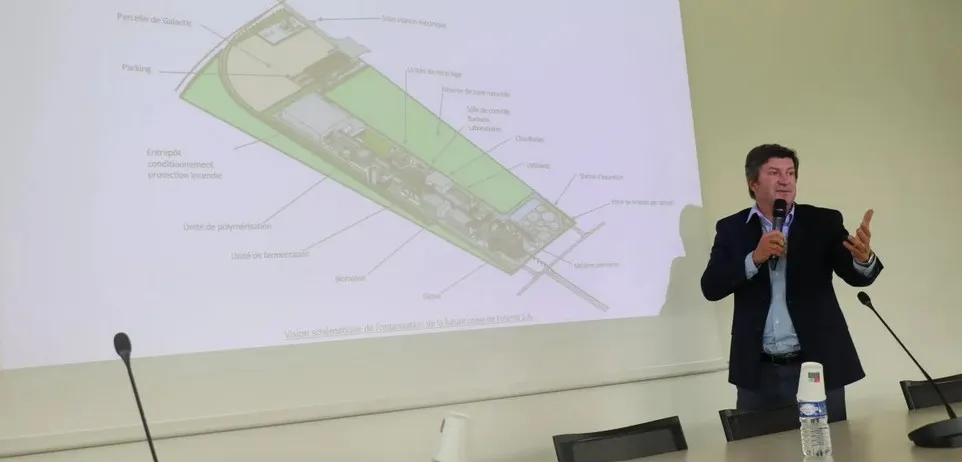 Jean-Christophe Lesguillier, futur directeur de la bioraffinerie, présente le schéma du site industriel - Crédit photo : Luc Gallais