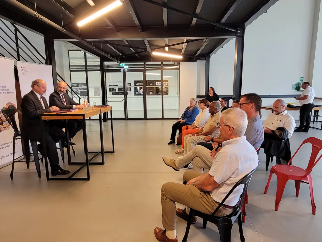 Bernard Leroy, président de l'Agglo Seine-Eure et le préfet Charles Giusti signent le CRTE / Crédit photo : Agglo Seine-Eure