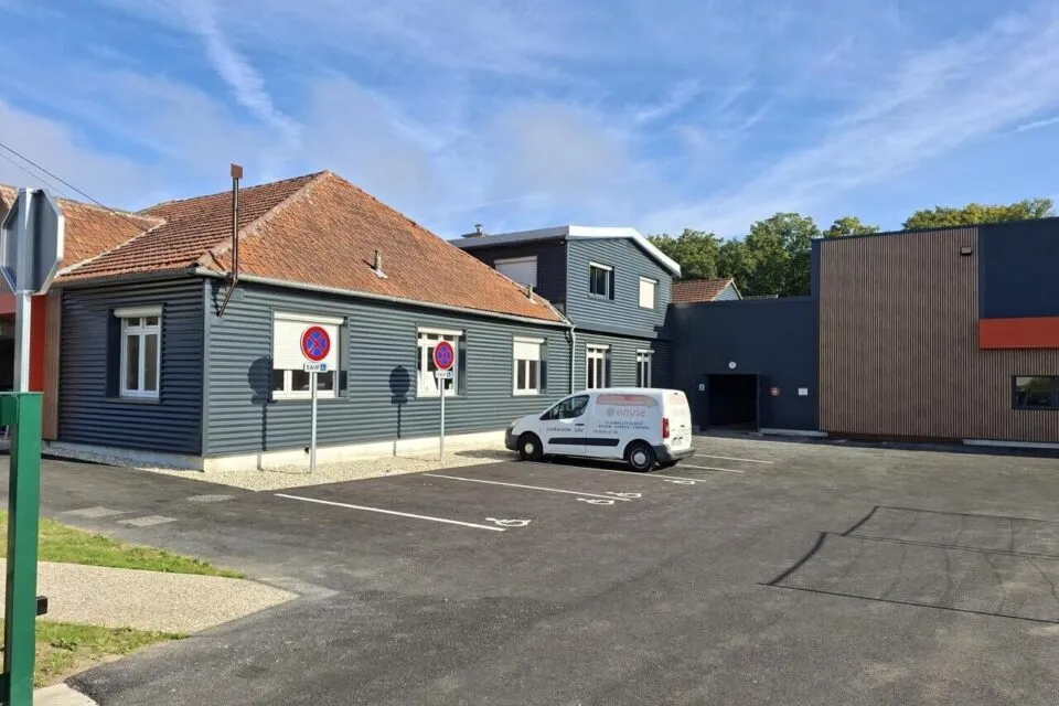   Dès l’extérieur, les bâtiments construits ou rénovés sont plus accueillants pour les employés et les clients. - Crédit photo : Aurélien Delavaud