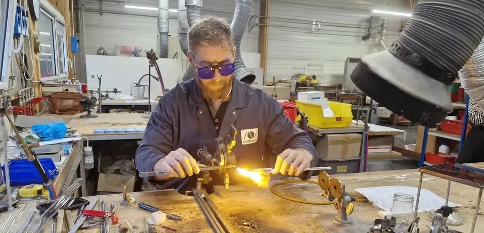 Clément Bataillé, un des souffleurs de verre au chalumeau de l'entreprise Normalab - Crédit photo : Le Courrier Cauchois
