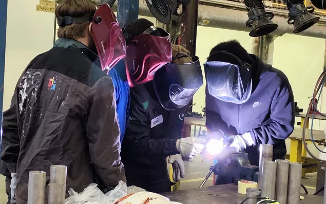 Atelier soudure par un compagnon Equans au lycée Le Corbusier de Saint-Etienne-du-Rouvray - Crédit photo : Eléonora Hurillon-Ajzenman