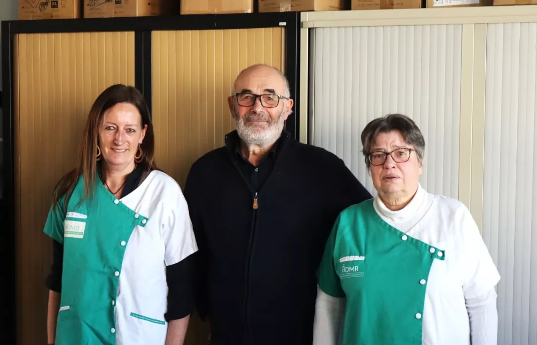 Marilyne Tostain et Sandrine Jardin, auxiliaires de vie salariées de l’ADMR et son président, Gérard Lechasles - Crédit photo : La Voix le Bocage