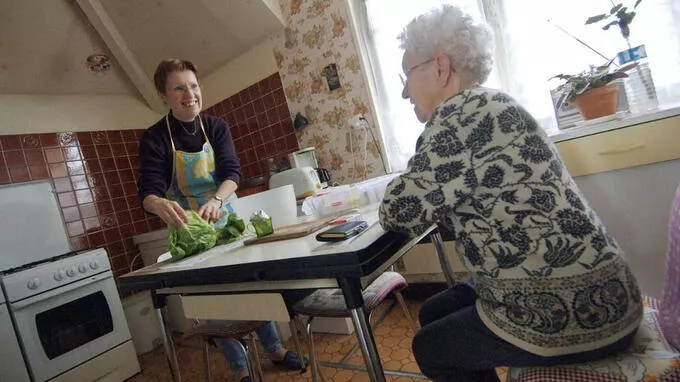 Une aide à domicile prépare le repas d'une personne âgée - Crédit photo : MYCHELE DANIAU / AFP)